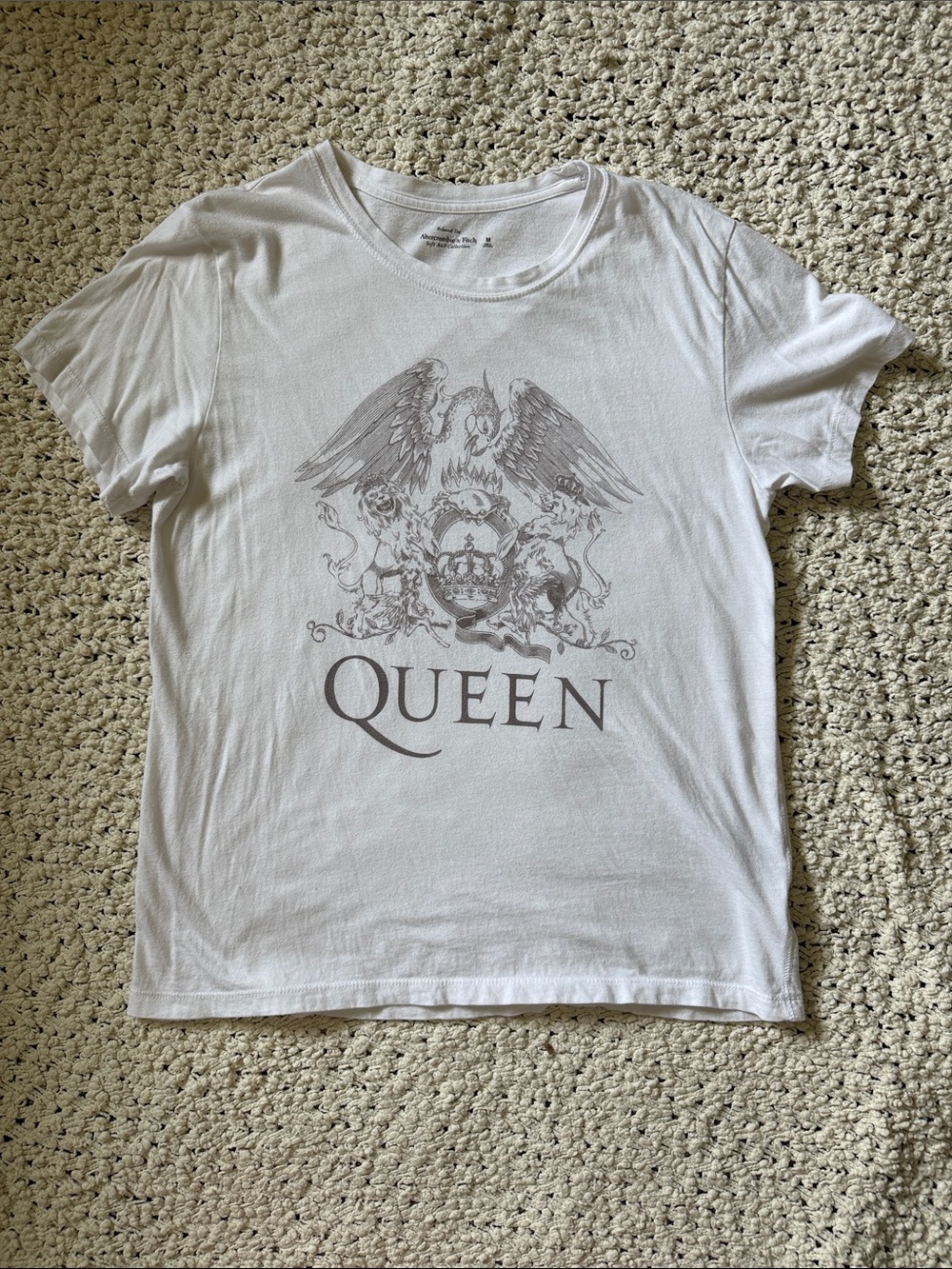 🎸 Abercrombie Queen 90’s-Inspired Relaxed Band Tee 🎸